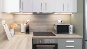 Een magnetron, een oven, een kookplaat, een koffiezetapparaat/waterkoker