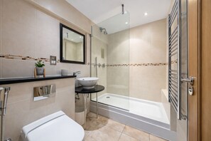 Căn hộ Deluxe, 2 phòng ngủ | Phòng tắm | Vòi sen phun mưa, máy sấy tóc, khăn tắm, xà phòng 