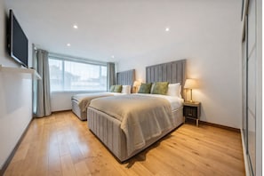 Apartamento luxo, 2 quartos | 2 quartos, espaço de trabalho para notebook