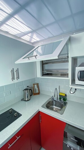 Een koelkast, een magnetron, een oven, een kookplaat