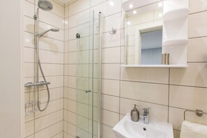 Shower, hair dryer, towels, soap - Apartmaji Koman, Bled - Studio - Loved by Honeymooners! (Bled)