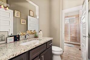 Sèche-cheveux, serviettes fournies, savon, shampoing