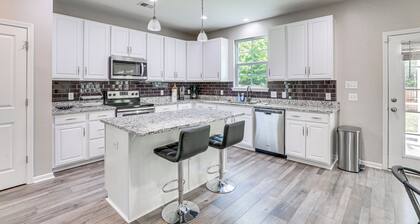 Pet-Friendly Ladson Home: 23 Mi to Charleston!