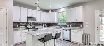 Pet-Friendly Ladson Home: 23 Mi to Charleston!