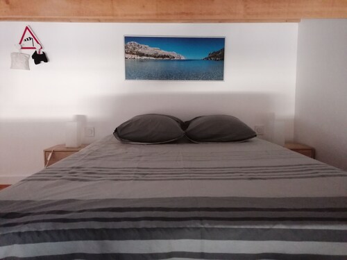 Logement avec piscine et terrasse ombragée