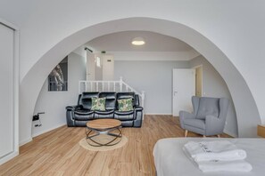 شقة | 2 عدّة غرف نوم وتجهيزات عازلة للصوت ومكواة/لوح كي وخدمة الإنترنت