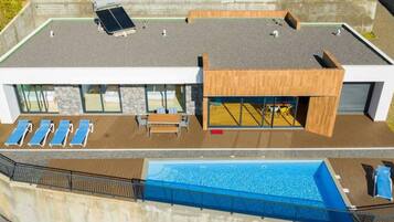 Villa | 3 bedrooms, soundproofing, iron/ironing board, Internet