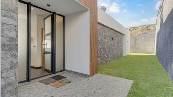 Villa | 3 bedrooms, soundproofing, iron/ironing board, Internet