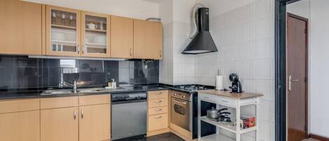 3 bedrooms, desk, iron/ironing board, Internet