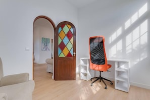 4 bedrooms, desk, soundproofing, iron/ironing board