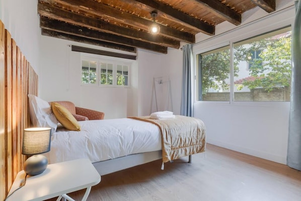 4 bedrooms, desk, soundproofing, iron/ironing board