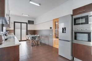 3 bedrooms, soundproofing, iron/ironing board
