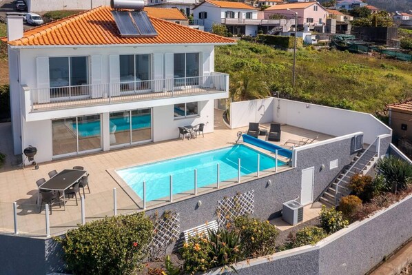 A two-story house with a swimming pool, outdoor seating, and a garden. - Villa Eldomar 61 in Estreito da Calheta (Calheta)
