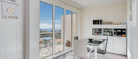 Apartment | 4 bedrooms, soundproofing, iron/ironing board, Internet