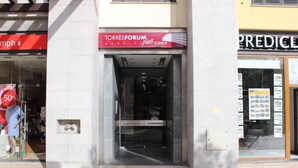 En butik med en skylt som visar texten: ”TORRES FORUM MADEIRA PLUS TORRE”.