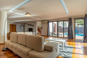 3 bedrooms, soundproofing, iron/ironing board - Canhas Views Pool and Barbecue (Ponta do Sol)
