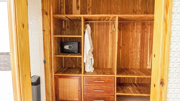 디럭스룸, 킹사이즈침대 1개, 정원 전망 | 객실 내 금고, 각각 다른 스타일의 인테리어, 각각 다르게 가구 비치, 노트북 작업 공간