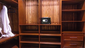 Villa Présidentielle, plusieurs chambres, vue cour intérieure, niveau Exécutif | Coffres-forts dans les chambres