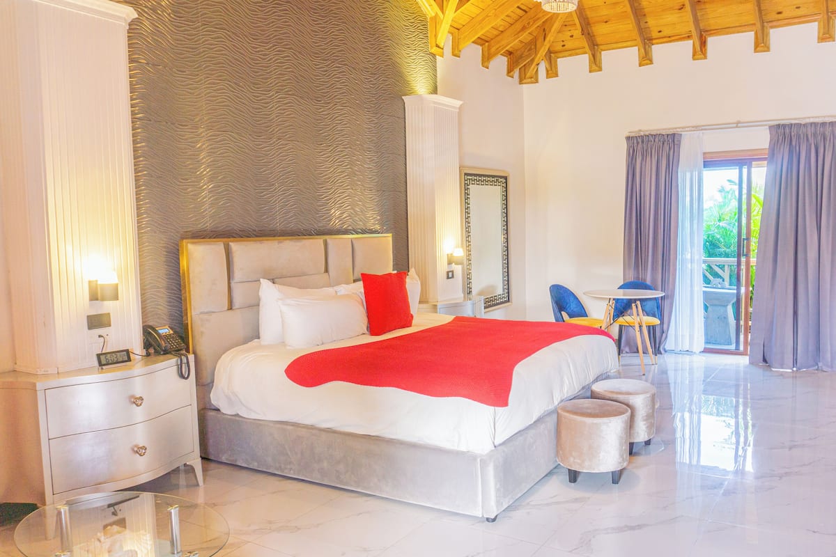 Chambre Deluxe, 1 très grand lit, vue jardin | Coffres-forts dans les chambres