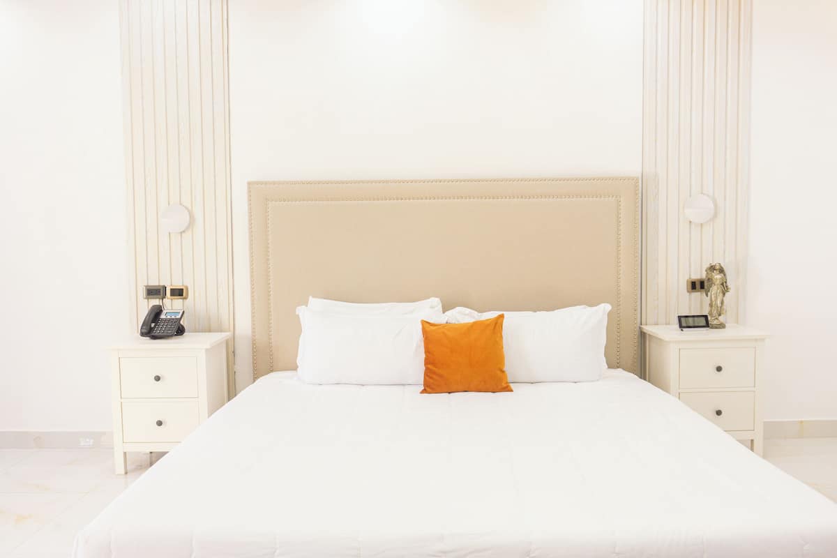 Chambre Supérieure, 1 très grand lit, vue piscine | Coffres-forts dans les chambres