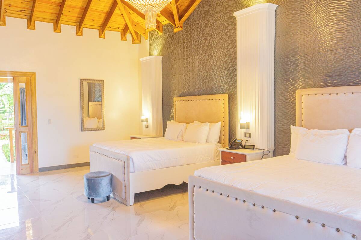 Chambre Deluxe, 2 grands lits, vue jardin | Coffres-forts dans les chambres
