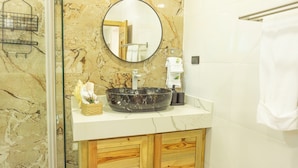 Douche, sèche-cheveux, serviettes fournies, savon