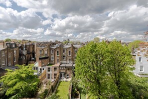 2 عدّة غرف نوم وخدمة الإنترنت