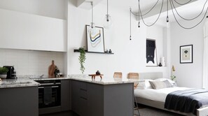 Desk, soundproofing, high-speed internet - Contemporary Studio - Minutes From Angel Tube St (London)