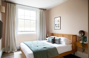 Apartment | 1 bedroom, desk, soundproofing, iron/ironing board - Luxurious Apartment - Minutes From Angel Tube St (London)