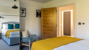 House | 5 bedrooms, desk, iron/ironing board, Internet