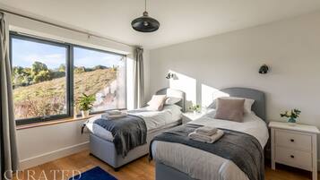 House | 5 bedrooms, desk, iron/ironing board, Internet