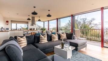 House | 5 bedrooms, desk, iron/ironing board, Internet