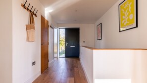 Casa | 5 dormitoris, escriptori, planxa i posts de planxar i Internet