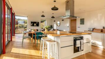 House | 5 bedrooms, desk, iron/ironing board, Internet