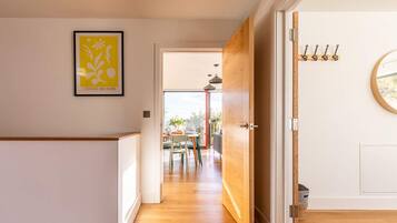 House | 5 bedrooms, desk, iron/ironing board, Internet