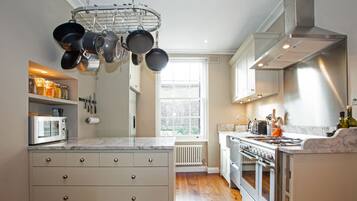 Apartment | 2 bedrooms, desk, Internet