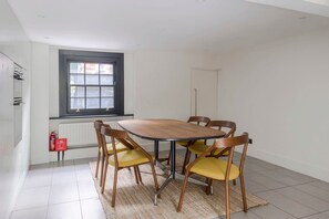 Apartment | 3 bedrooms, iron/ironing board, Internet