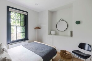 Apartment | 3 bedrooms, iron/ironing board, Internet - Stylish Georgian Townhouse w Sun Terrace Garden (London)