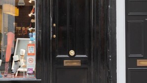 Une devanture de magasin noire avec une enseigne indiquant « Tabio ».