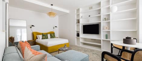 Studio | Desk, Internet