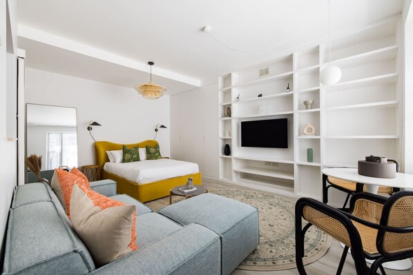 Studio | Desk, Internet