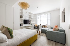 Studio | Desk, Internet