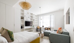 Studio | Desk, Internet