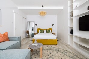 Studio | Desk, Internet