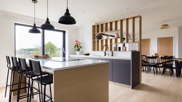 House | 5 bedrooms, iron/ironing board, Internet