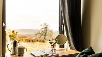 5 bedrooms, iron/ironing board, Internet