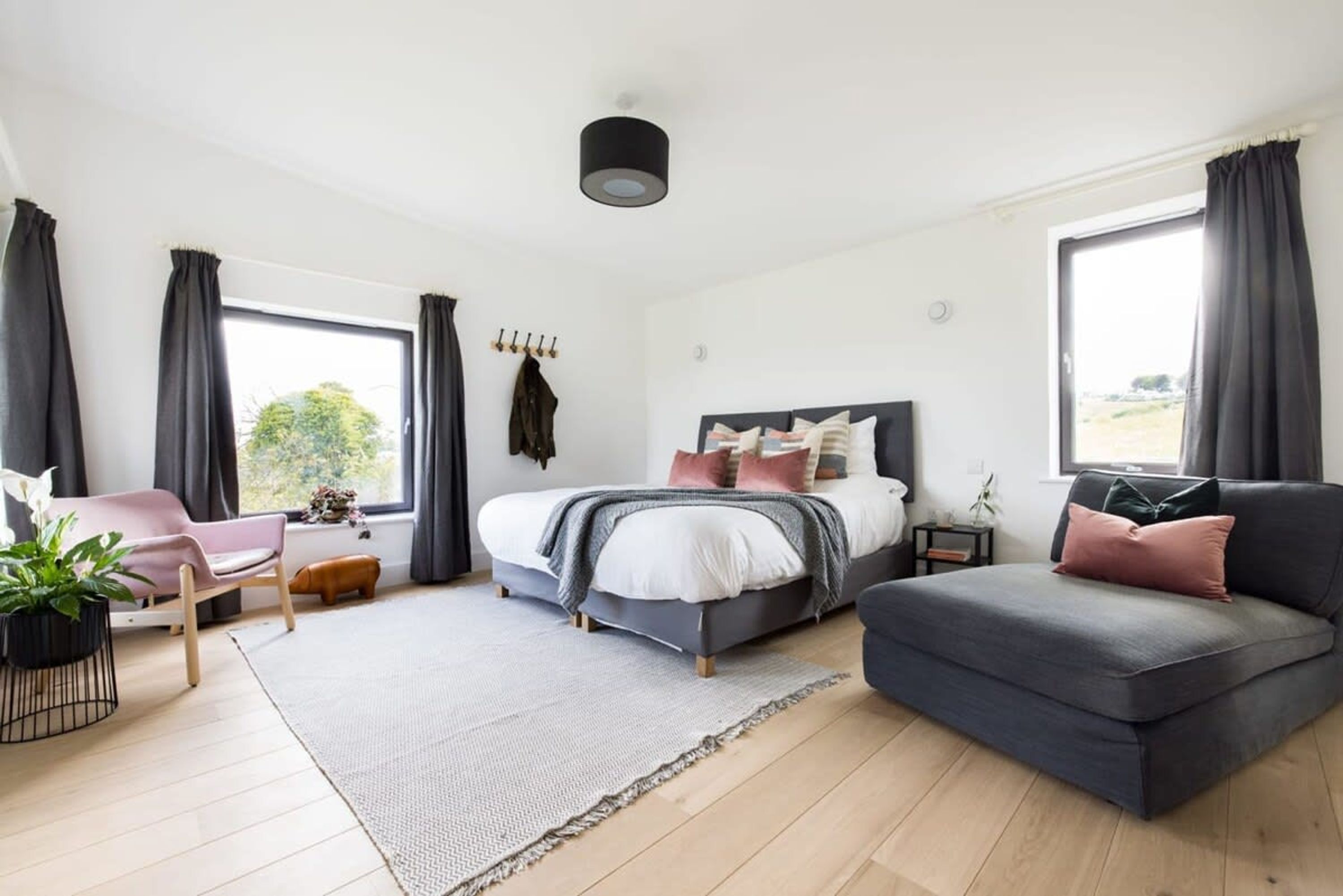 5 bedrooms, iron/ironing board, Internet