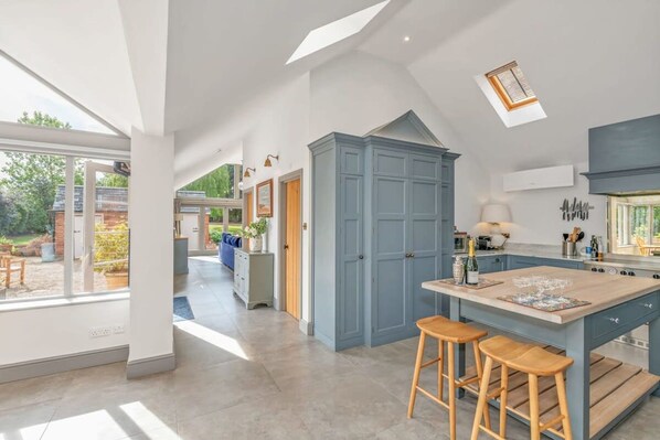 House | 3 bedrooms, iron/ironing board, Internet - Luxury Home With Large Garden - The School House (Sudbury)