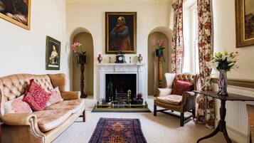 7 bedrooms, desk, iron/ironing board, Internet