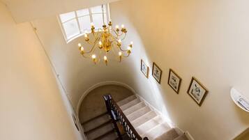 7 bedrooms, desk, iron/ironing board, Internet